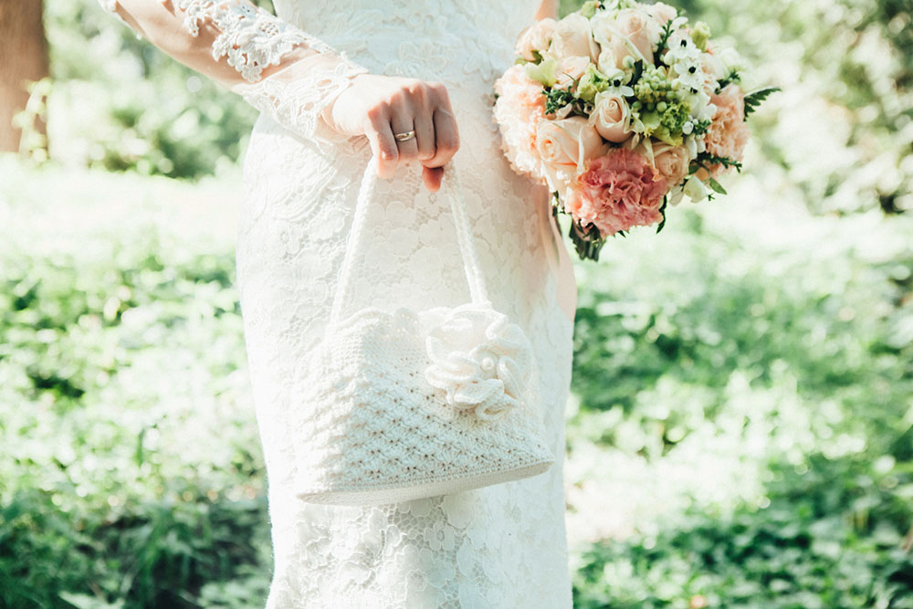 5 Must-Have Items to Keep in Your Bridal Clutch on the Wedding Day | AMM  Blog